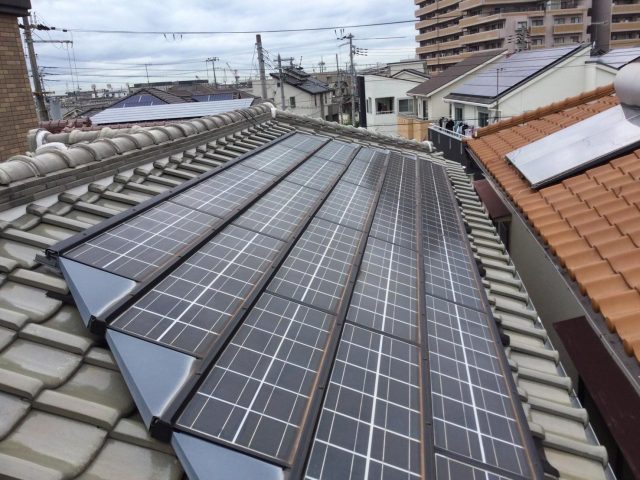 播磨町の太陽光パネルが設置された瓦屋根